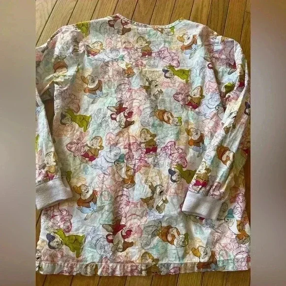 Disney 7 Dwarfs Scrubs Chore Shirt Women’s Size Large Button Down Long Sleeve - Picture 2 of 6